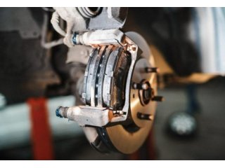 Тормозные колодки: когда менять, как выбрать и что будет, если затянуть