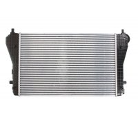 Радиатор интеркулера (406x615x32мм) Volkswagen Passat B6 / Фольксваген Пассат Б6 1.4TSI / 1.6TDI /1.8TSI / 1.9TDI / 2.0TDI / 2.0TFSI 2005-2010 VNA4227 AVA (Нидерланды)
