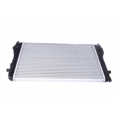 Радиатор интеркулера (400x615x32мм) Volkswagen Passat B6 / Фольксваген Пассат Б6 1.6TDI / 2.0TDI 2005-2010 30306 NRF (Нидерланды)