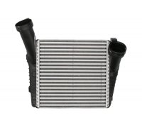 Радиатор интеркулера левый (50x288x300мм) Volkswagen Touareg 2 / Фольксваген Туарег 2 3.0 V6 TDI 2010-2018 CI141000P MAHLE (Австрия)