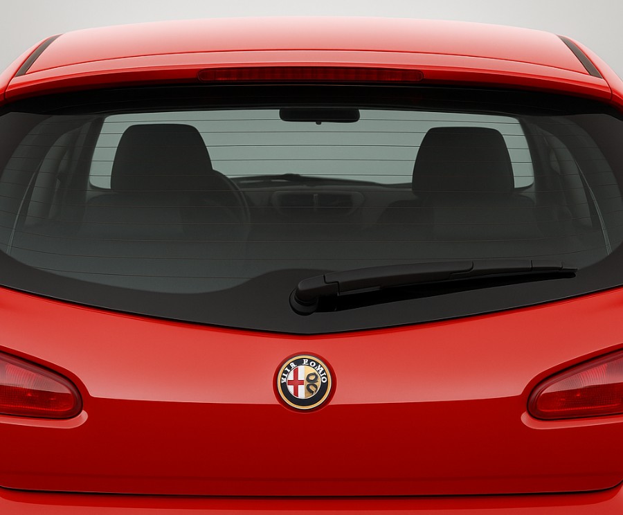 Заднє скло на Альфа Ромео 147 2000-2010 з датчиком дощу