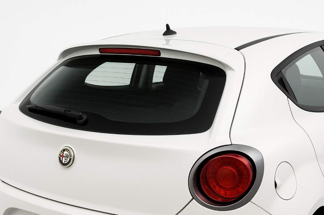 Заднее и переднее стекло Alfa Romeo Mito с полосой от солнца