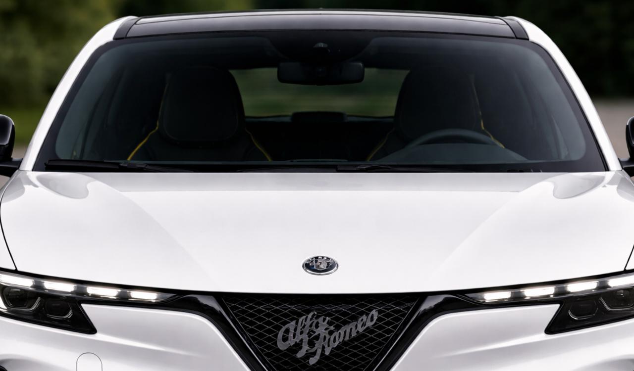 Лобовое стекло Alfa Romeo Junior 2024 с камерой ADAS и датчиком дождя