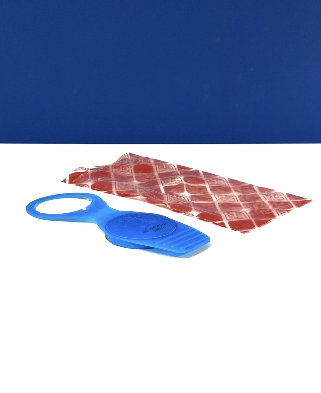 Бачок стеклоомывателя VW T4 – оригинал, с моторчиком, с датчиком