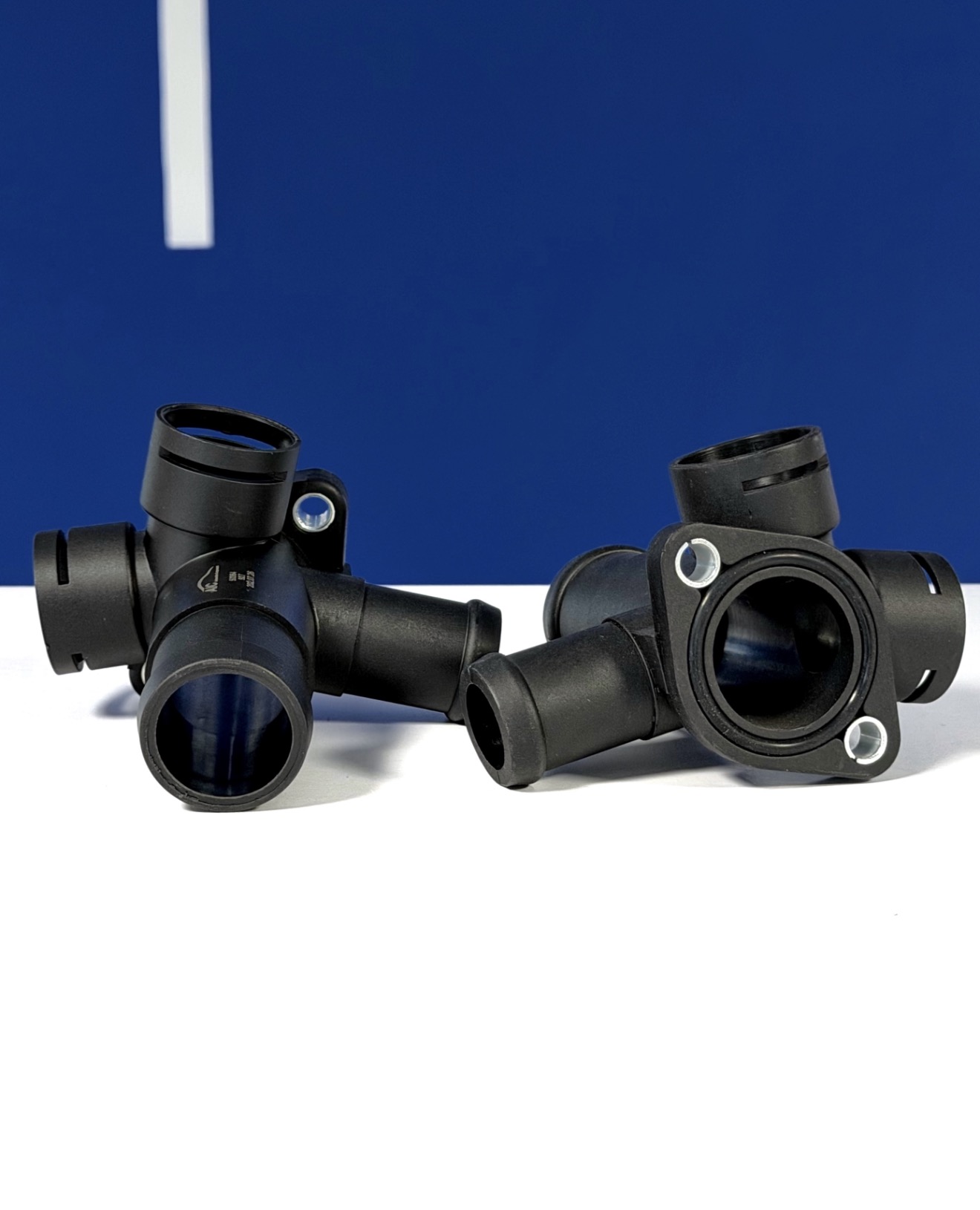 Водяной фланец радиатора VW T4 - входной и выходной термостат, помпа